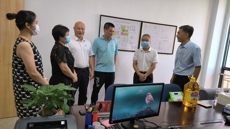 市國資委黨委委員、副主任楊樹坤一行慰問市環(huán)發(fā)公司抗疫服務(wù)志愿者