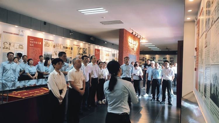 賡續(xù)紅色基因 奮進時代征程 ——市國資委機關聯(lián)合市環(huán)發(fā)公司開展主題黨日暨清廉國企教育活動(圖6)