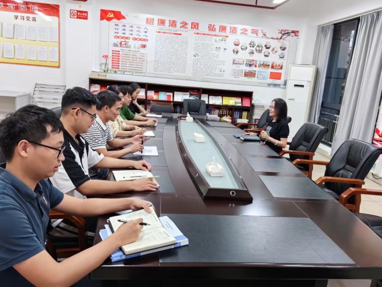 市環(huán)發(fā)公司組織開展《國(guó)有企業(yè)參股管理暫行辦法》學(xué)習(xí)(圖2)